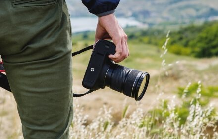 Fotografas su kamera rankoje lauko sąlygomis – planas augančiam įvaizdžiui internete
