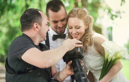 Fotografas rodo nuotraukas jaunavedžiams – profesionalus planas aktyviai veiklai internete