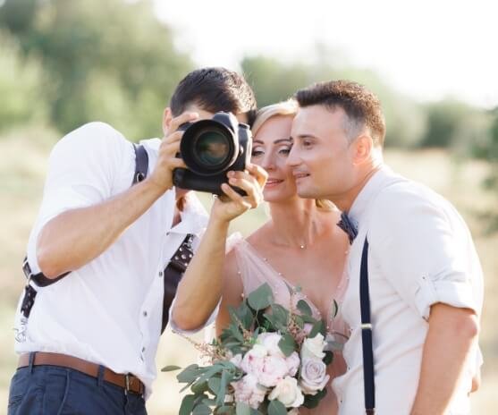 Jaunieji su fotografus sveteiniu kurimas
